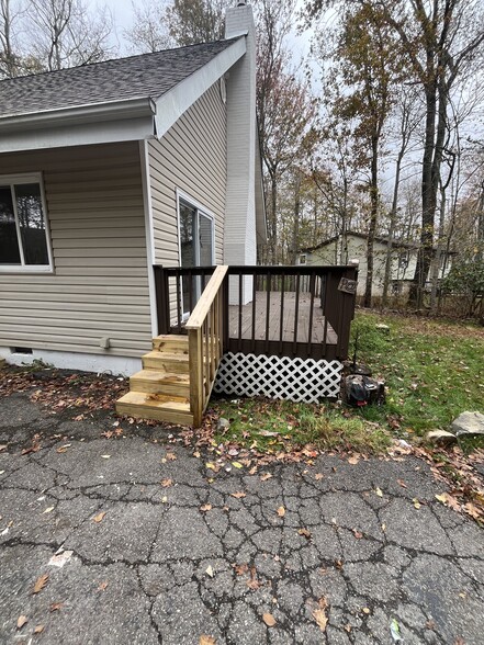 Deck enterance - 1010 Eisenhower Way