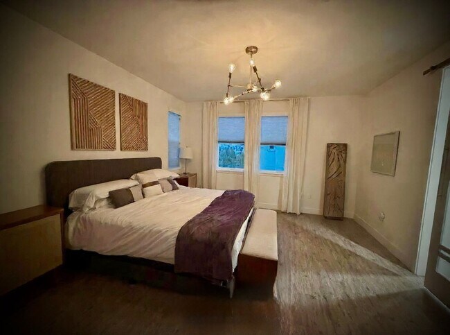 Building Photo - Luxury 4BR Home with Dual Side Yards, Putt...