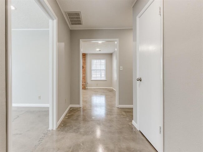 Building Photo - 2609 Brentwood Dr