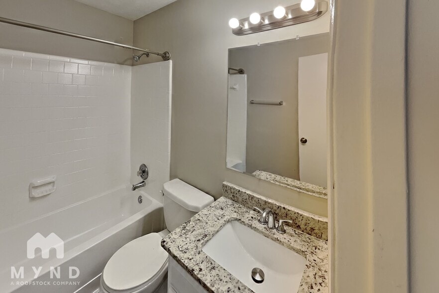 Building Photo - 2139 Victoria Pl