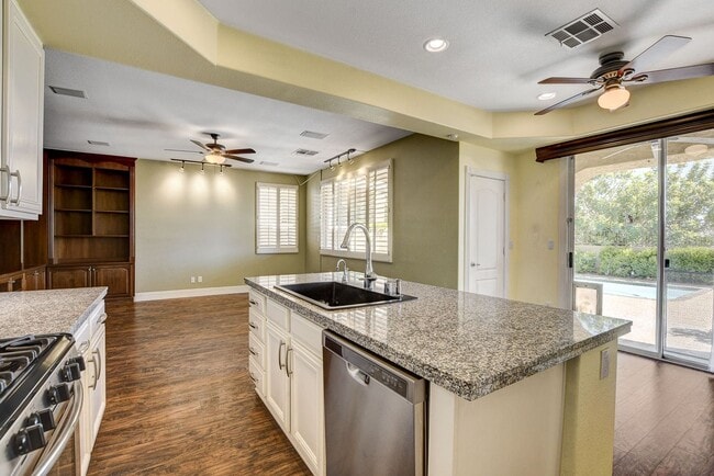 Building Photo - Stunning Summerlin Pool Home!
