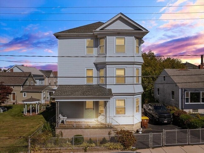 Building Photo - 576 Slade St