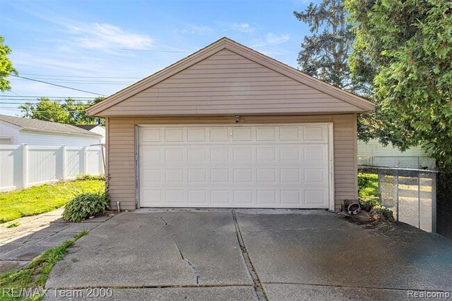 Building Photo - 3339 Lincoln St