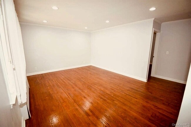 Building Photo - 241 Woodbury Rd