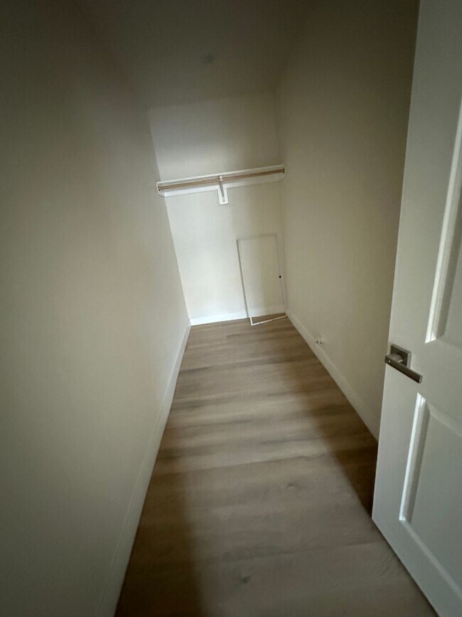 Building Photo - 165 W 75th St