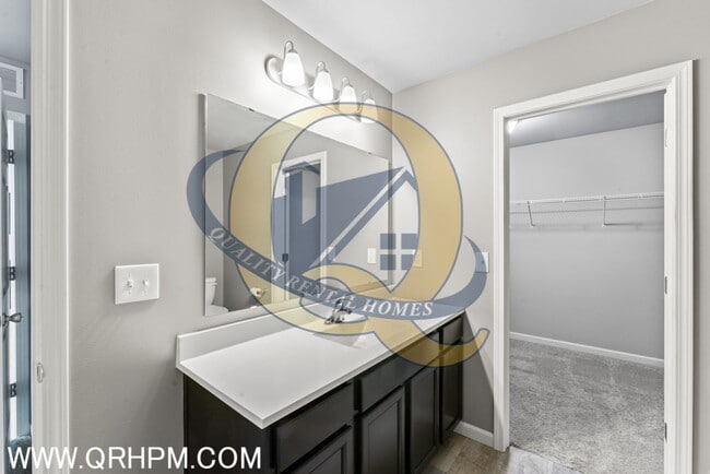 Building Photo - Immaculate Upgraded 3-Bed / 2-Bath Home in...