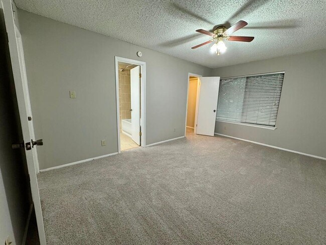 Building Photo - 9502 Quail Village Ln
