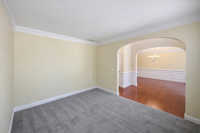 Building Photo - Clean 5 Bedroom Collins Hill Home with First Floor Suite and Oversized Master