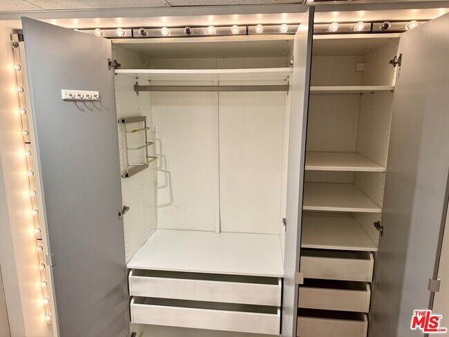 Building Photo - 950 Kings Rd