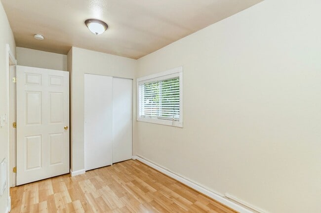 Building Photo - Kirkland Rambler for rent! Contact Jennifer for a showing 4252238096