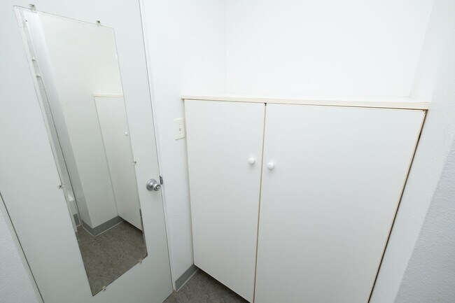 Building Photo - Cool & Chic Downtown Flat with A/C Comfort!