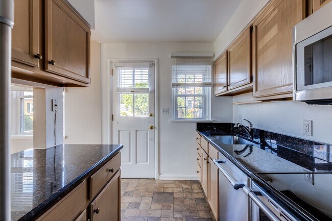Building Photo - Charming End-Unit Townhouse in Fairlington