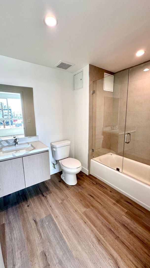 Building Photo - Expansive 2-Bedroom with Gourmet Kitchen &...