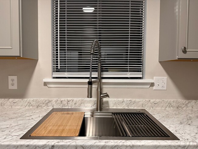 Building Photo - Convenient, in town living with garage!