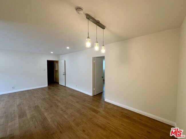 Building Photo - 1114 S Sherbourne Dr