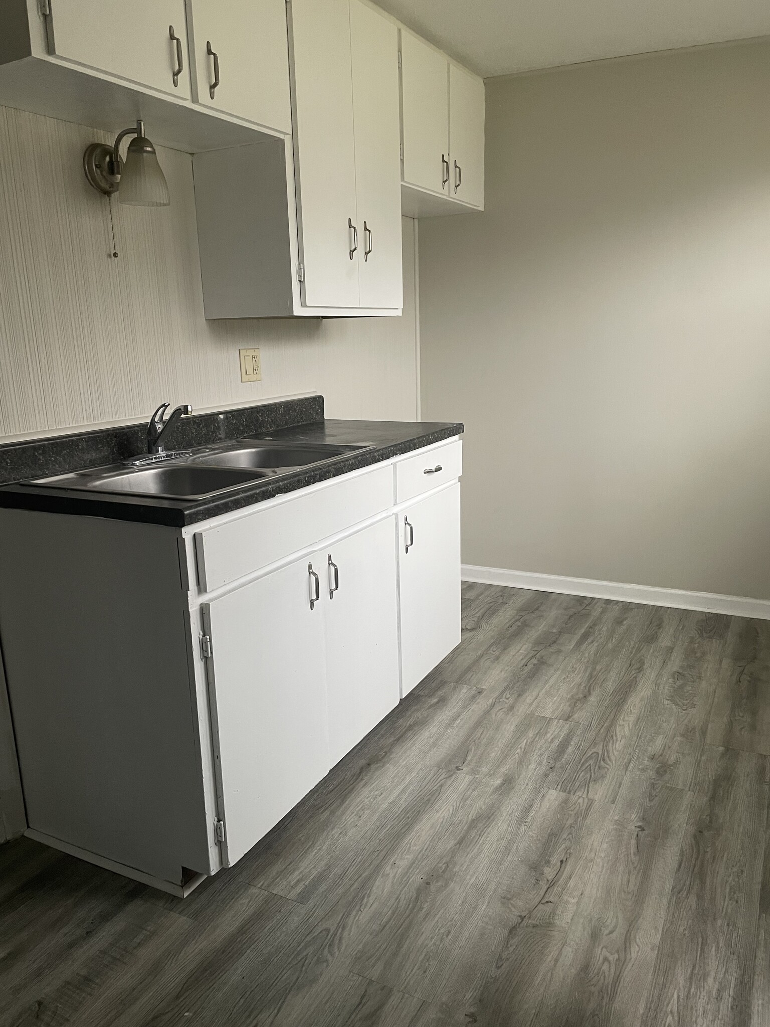 Kitchen - 343 Sturges Ave