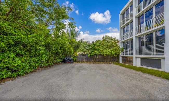 Building Photo - 444-542 SW 3rd Street - 446 SW 3rd Street, Unit 6, Miami, FL