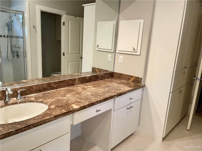 Building Photo - 20 E Thornhill Ave