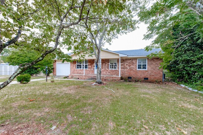 Building Photo - Charming 3 Bedroom in Hope Mills!