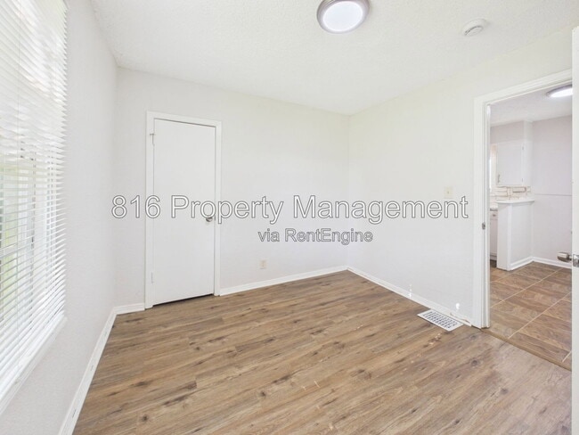 Building Photo - 1309 E 84th Terrace