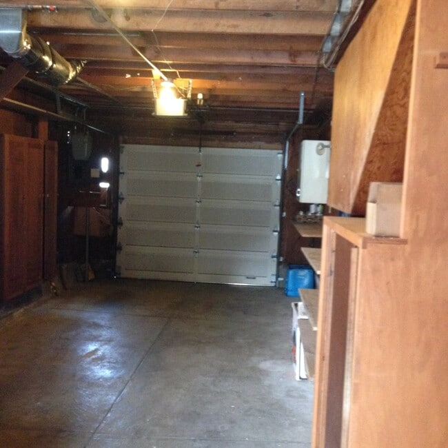 Building Photo - Enjoy indoor & outdoor living in this Spacious 4 Level, 3 bedroom 2 bath home in Lakeside District