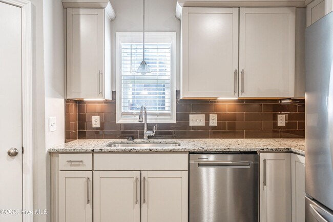 Building Photo - 412 Palisades Dr