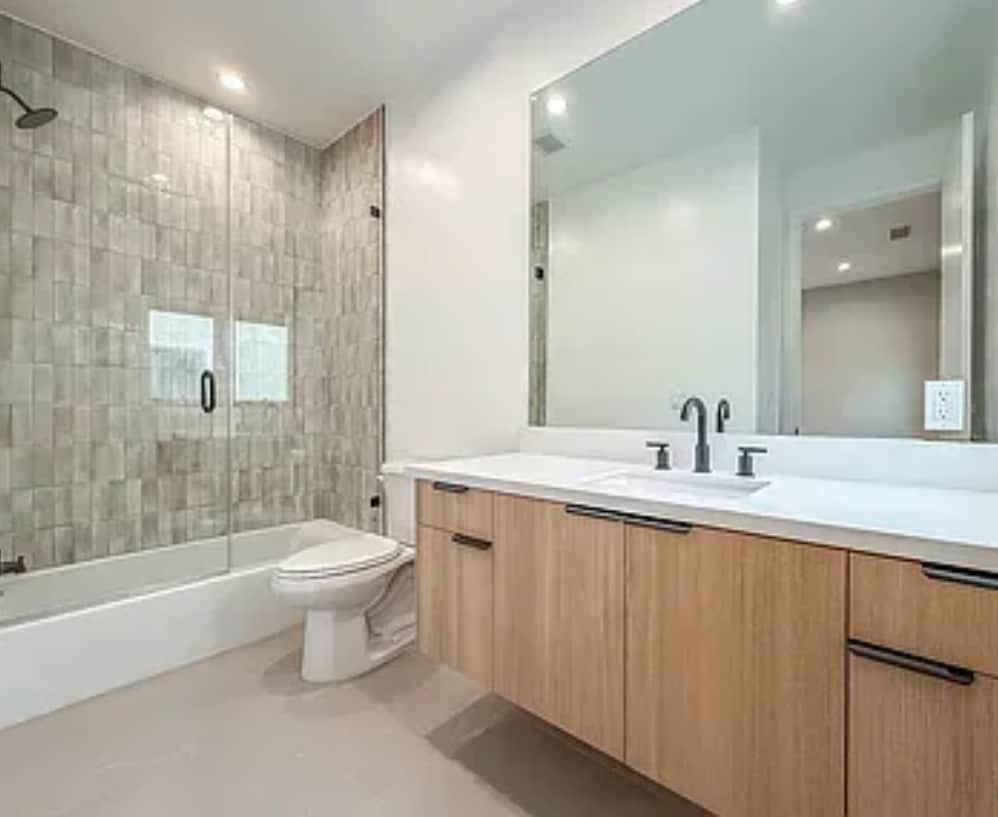 Building Photo - 150 N Arnaz Dr