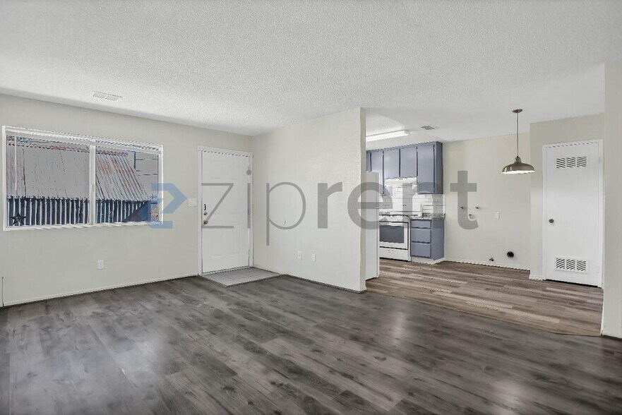 Building Photo - Unit C