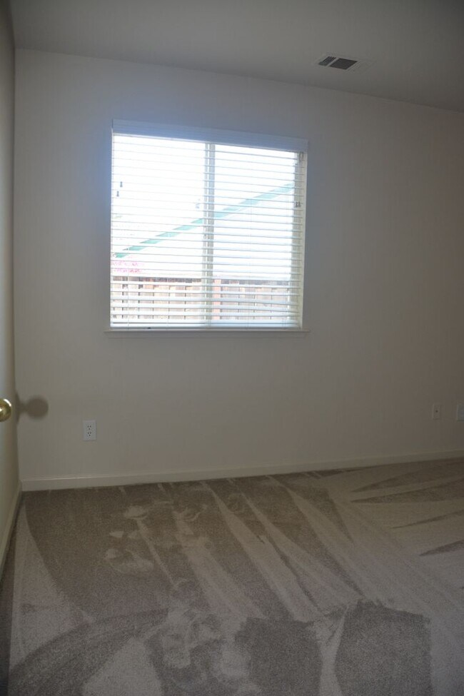 Building Photo - 5163 Tehachapi Way