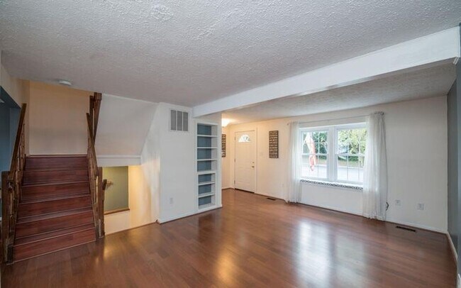 Building Photo - Well maintained 3 bedroom townhouse in established Frederick community ready early May!