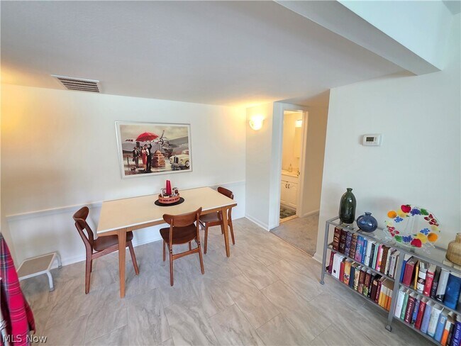 Building Photo - 6995 Carriage Hill Dr