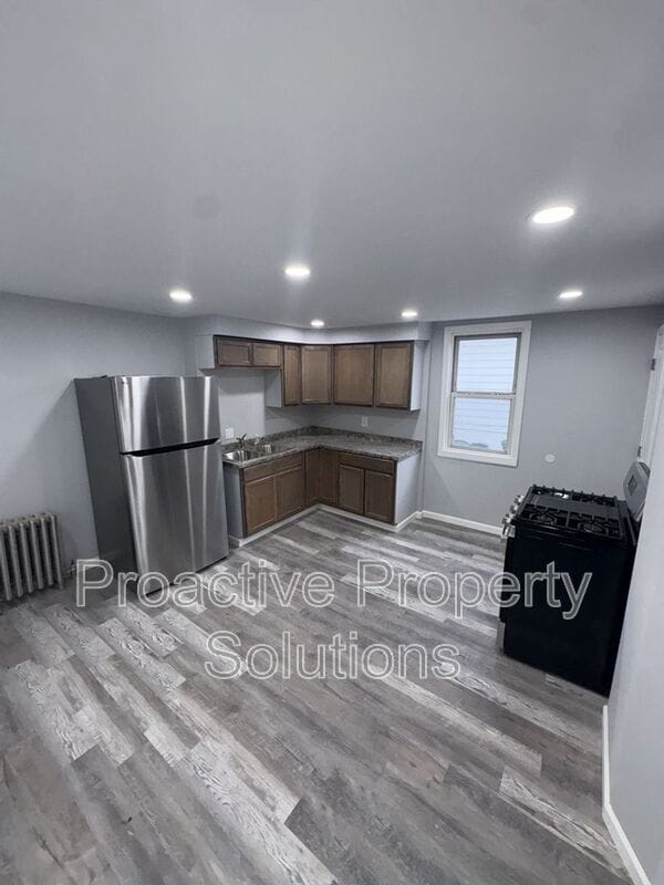 Building Photo - 461 Madison St