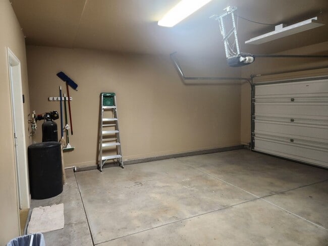 Building Photo - Sweet Coral Canyon 3/2 with garage and pri...