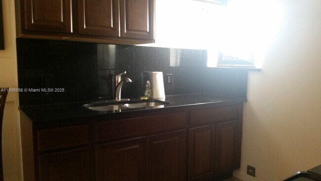 Building Photo - 1719 Lincoln St