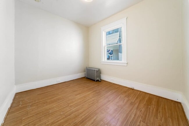 Building Photo - 3402 Roehl Ave