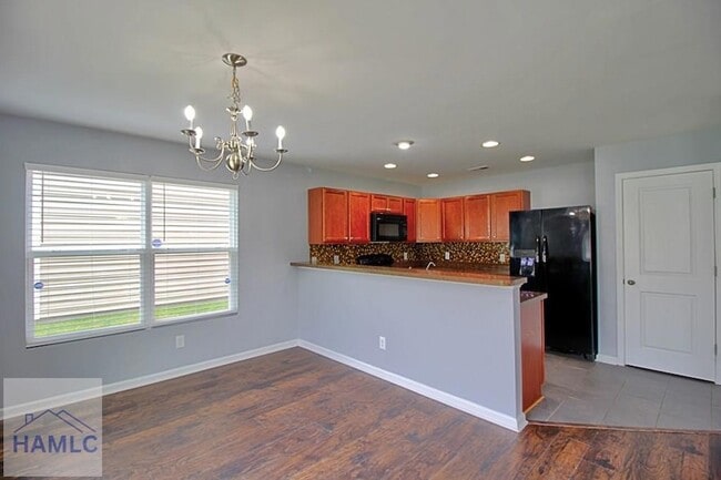 Building Photo - 207 Bender St