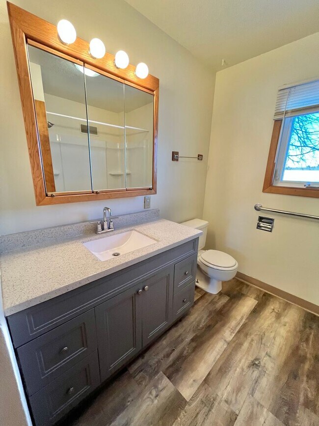 Building Photo - Large 3 Bed/2 Bath East Side Rental Home!