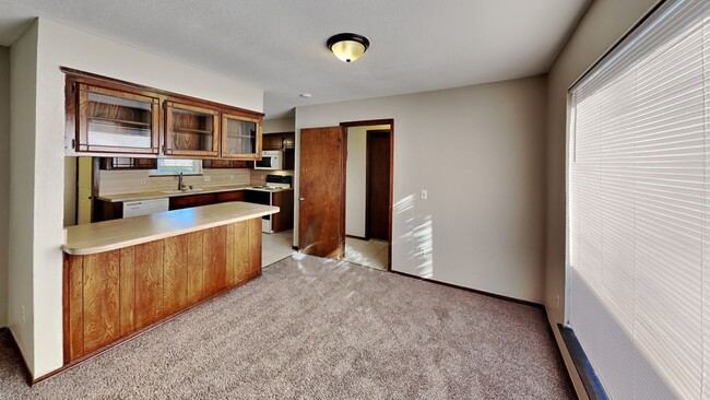 Building Photo - Lovely 3 Bedroom 2 Bath Home in Western He...
