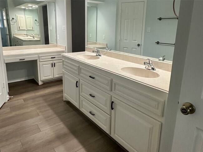 Building Photo - 15711 4 Leaf Dr