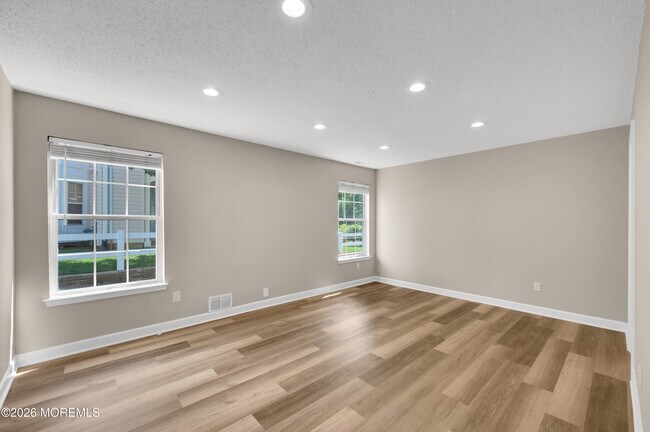 Building Photo - 83 Tulip Ln