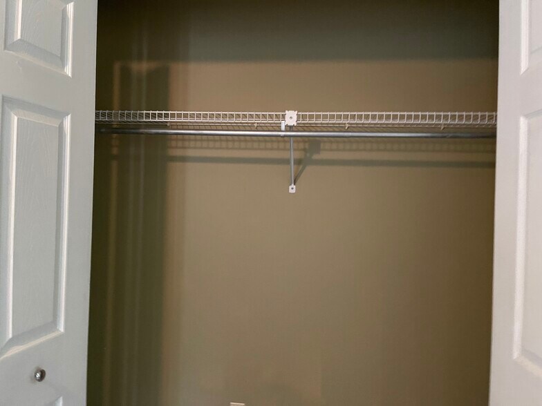 Closet bedroom 2 - 10180 SE 139th Plz