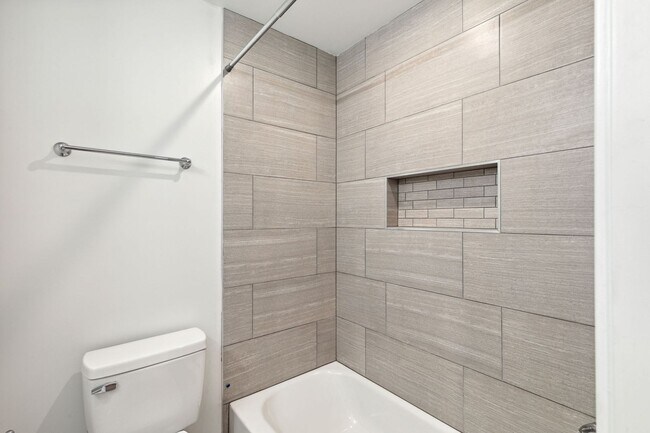 Building Photo - 2427 W Thompson St