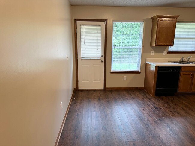 Building Photo - 2 Bed Single Level Duplex in Blue Springs
