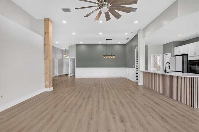 Building Photo - 10725 Banfield Dr
