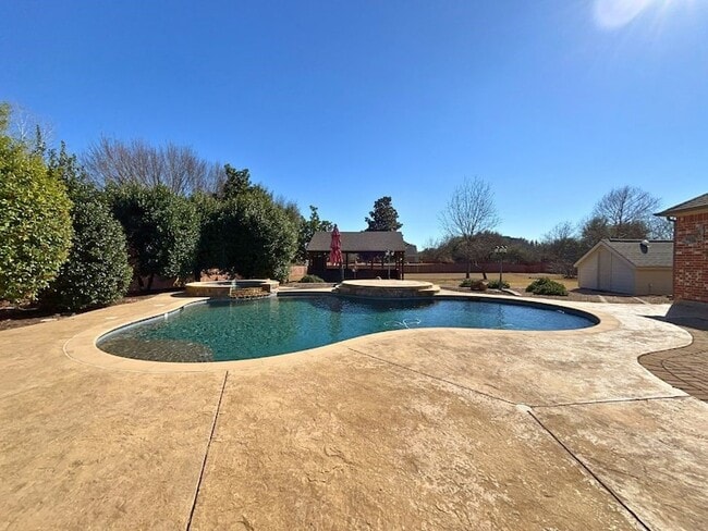 Building Photo - 1205 Golden Gate Dr
