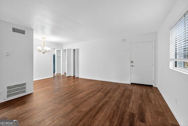 Building Photo - 2510 Peachwood Cir NE