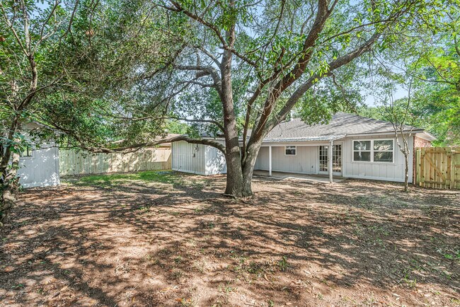 Building Photo - 3408 Dallis Dr