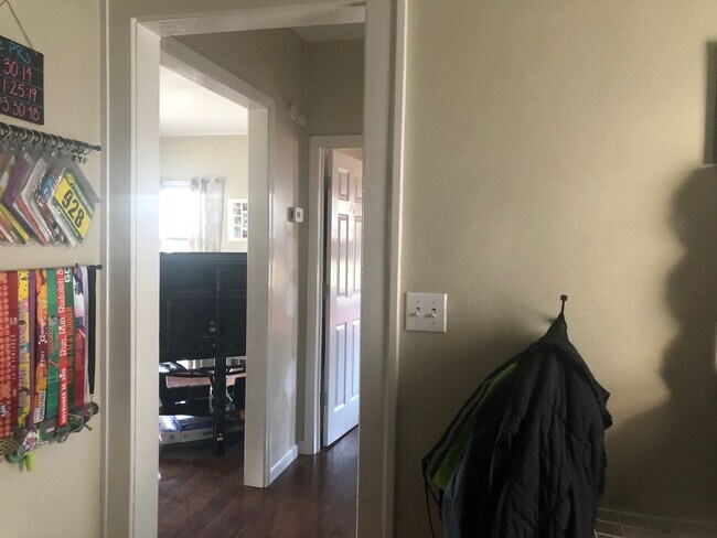 Building Photo - 2 Bedroom home with garage in Mayfield Hts!