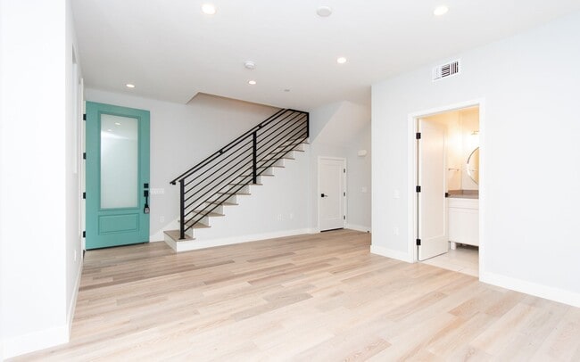 Building Photo - Want to live in the Carlsbad Village!