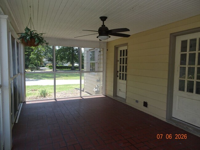 Building Photo - 3 bedrooms, 2 baths single family home